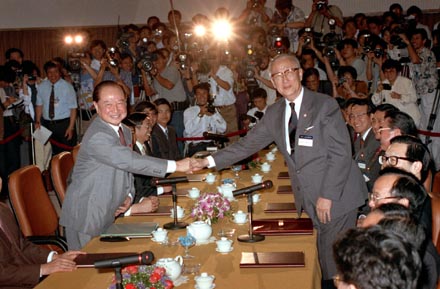 1993年4月,时任海基会董事长辜振甫受权与时任海协会会长汪道涵在新加坡举行会谈前握手,这一幕也成为两岸关系史上的经典画面。 1993年4月,时任海基会董事长辜振甫受权与时任海协会会长汪道涵在新加坡举行会谈前握手,这一幕也成为两岸关系史上的经典画面。