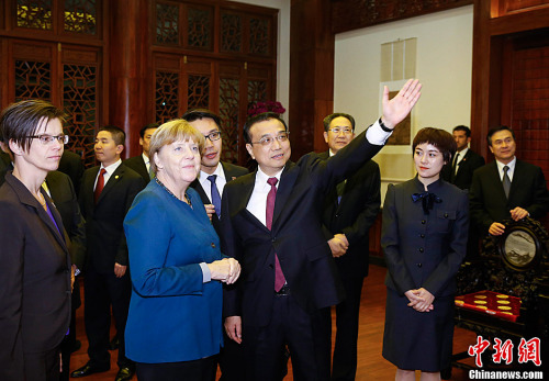 10��30�������й�����Ժ�������ǿ�ںϷ�һ����ʽ��������ׯ���ڿ���¹�����Ĭ�˶���ȥ��Ĭ�˶��������ǿ��ʾ���´ηû�ϣ���������翴������Ҳ��������ÿ�ηû���ñ�������һ�����еġ���������������֮�룬���ǿ��ȻӦ�ʡ��˴�Ĭ�˶������ڻ�ʽ���������ͻ��ֻ���Ʒ���ղ��⣬���ۿ���̫ƽ������ձ��ݡ�<a target='_blank' href='http://www.chinanews.com/'>������</a>���� ���� ��