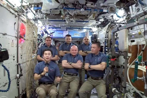 国际空间站宇航员庆祝空间站载人飞行15周年。 国际空间站宇航员庆祝空间站载人飞行15周年。