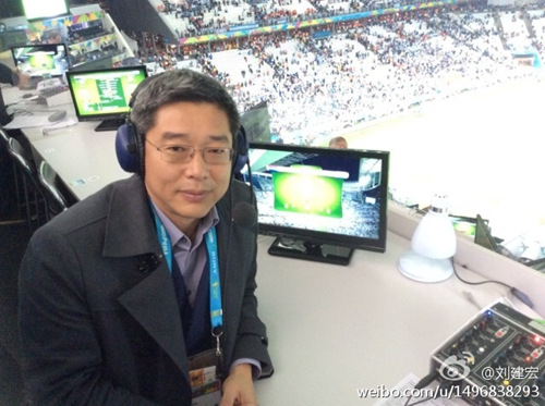 在巴西世界杯现场解说比赛的刘建宏。图片来源:刘建宏微博 在巴西世界杯现场解说比赛的刘建宏。图片来源:刘建宏微博
