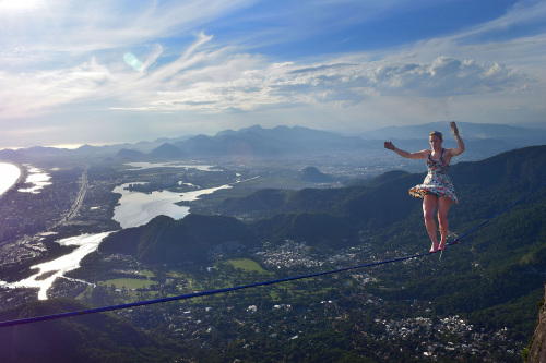 少女840米高空秀绝技穿高跟鞋走钢索惊险刺激图