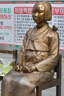 慰安妇雕像。 慰安妇雕像。