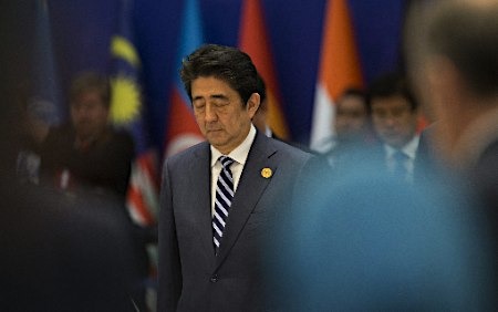 安倍向巴黎恐袭受害者致哀。 安倍向巴黎恐袭受害者致哀。