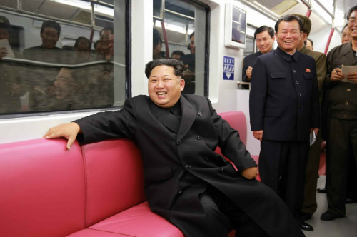 金正恩视察朝鲜新地铁(图片来源:国际在线)。 金正恩视察朝鲜新地铁(图片来源:国际在线)。