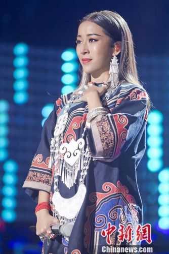《中国之星》中,歌手吉克隽逸以一首原汁原味的彝族歌曲《不要怕》