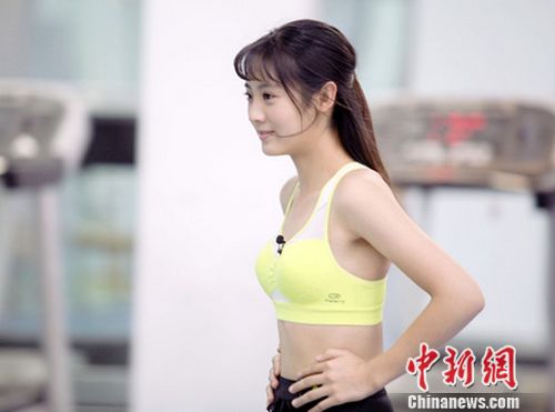 《一年级》邢菲秀好身材 马甲线不输袁姗姗(图)