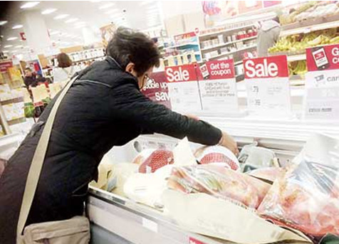 纽约法拉盛的超市和百货公司肉食部推出平价火鸡,吸引华人主妇抢购。(美国《星岛日报》) 纽约法拉盛的超市和百货公司肉食部推出平价火鸡,吸引华人主妇抢购。(美国《星岛日报》)