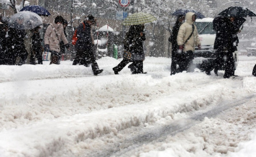 市民冒雪出行。 市民冒雪出行。