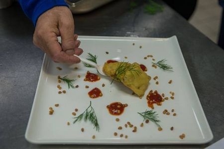 Ϊ�����й��οͣ�һЩ��ɫ�оƵ꿪ʼ�ṩ�в͡���λ��ɫ���ϳ�ʦҲ�����в���⿿Ρ�