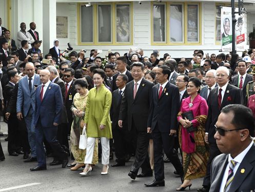 4月24日，国家主席习近平在印度尼西亚万隆出席万隆会议60周年纪念活动。这是习近平主席和夫人彭丽媛同亚非国家的领导人一起参加缅怀先贤的“历史性步行”。