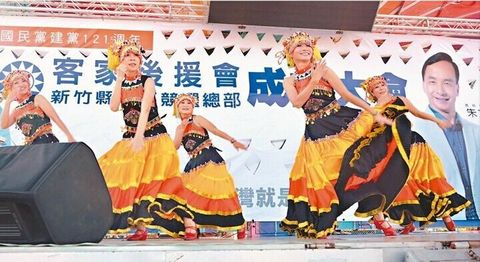 新竹县“立委”参选人林为洲,在各竞选活动邀请小区妈妈等团体表演。来源:台湾《联合报》 新竹县“立委”参选人林为洲,在各竞选活动邀请小区妈妈等团体表演。来源:台湾《联合报》