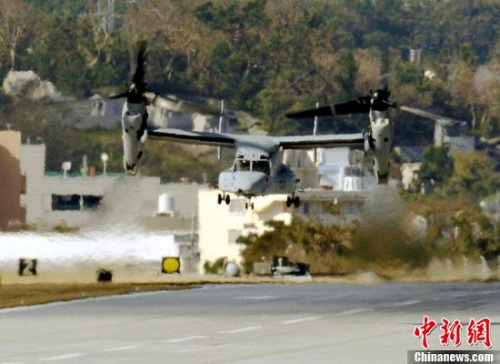 当地时间10月4日,日本冲绳普天间机场,美军MV-22鱼鹰运输机起飞遭到当地民众抗议。 当地时间10月4日,日本冲绳普天间机场,美军MV-22鱼鹰运输机起飞遭到当地民众抗议。
