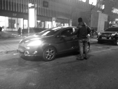  �������Ӽ���ÿ�춼��·��ͣ����˾���շѡ�