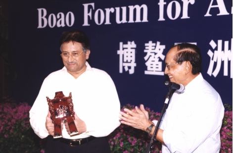 2003�꣬ʱ�ΰͻ�˹̹��ͳ��ɳ�����ϯ���격��������̳����ͳ����������ƿ������̳�������⡣