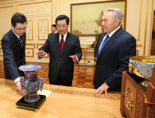 2009�꣬ʱ���й�������ϯ�����λ��������˹̹��ͳ��������Ү�������쵼�˻���������Ǿ������˵�����һ�ѻƽ�һ���ࡱ����ʵ���¡�