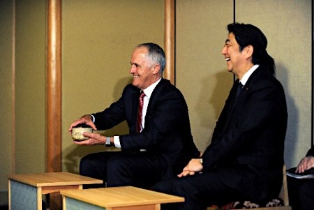 澳总理(左)与安倍。 澳总理(左)与安倍。