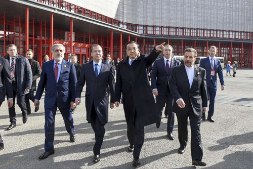 12��15������13ʱ������ǩ����ʽ�͹������ߺ����ǿ���Ƽȶ���̣��������ĸ����쵼���߳��᳡���ں���ջ����������̸��ʮ����ӡ�