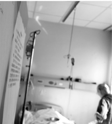 妻子病床旁的柜门上,贴着24小时照顾作息表。 妻子病床旁的柜门上,贴着24小时照顾作息表。