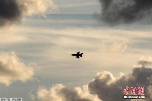 英国国防部称,英国空军于当地时间12月3日对叙利亚境内极端组织“伊斯兰国”(IS)武装展开首次空袭。图为12月2日,英国空军战机飞抵塞浦路斯阿克罗蒂里基地(RAF Akrotiri)。 英国国防部称,英国空军于当地时间12月3日对叙利亚境内极端组织“伊斯兰国”(IS)武装展开首次空袭。图为12月2日,英国空军战机飞抵塞浦路斯阿克罗蒂里基地(RAF Akrotiri)。