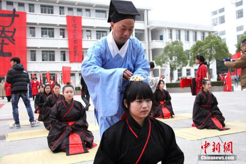 江苏盐城师范学院新生行古礼 江苏盐城师范学院新生行古礼