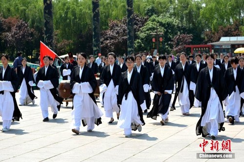 2015�꣬һ��ׯ�صĳ���������������ܽ��԰�ڻ��Ŀ�ʼ����˼Ĭ ��