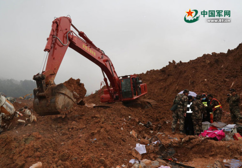 武警交通部队救援官兵继续对一掩埋厂区进行清理救援。 涂敦法 摄
