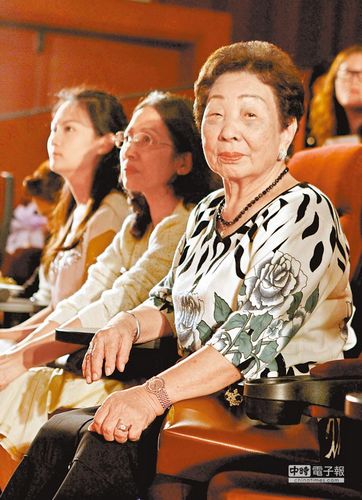 前台籍慰安妇许陈莲花(右)高龄92岁。(台湾《中国时报》资料照片) 前台籍慰安妇许陈莲花(右)高龄92岁。(台湾《中国时报》资料照片)