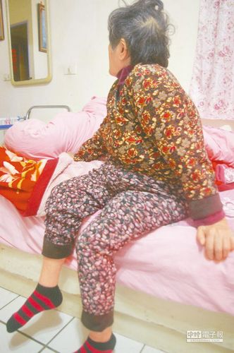 蔡芳美阿嬷再度回想起过去痛苦的往事,眼眶忍不住湿红泛泪,对于日本道歉、赔偿,她叹可能看不到了。(来源:台湾《中国时报》) 蔡芳美阿嬷再度回想起过去痛苦的往事,眼眶忍不住湿红泛泪,对于日本道歉、赔偿,她叹可能看不到了。(来源:台湾《中国时报》)