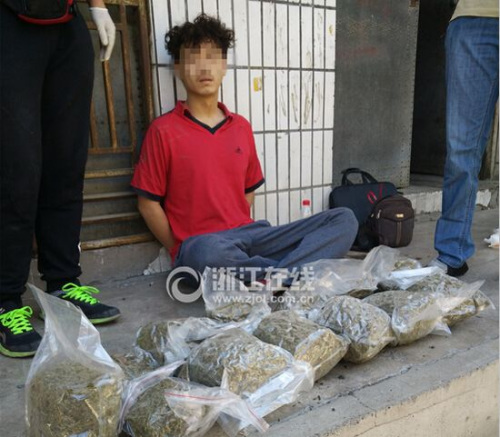 嫌疑人和被查获的大麻制品 嫌疑人和被查获的大麻制品