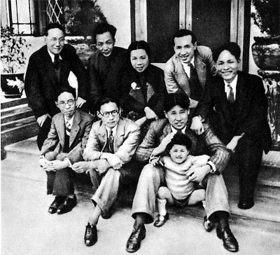 前排左起茅盾、夏衍、廖承志;后排左起:潘汉年、汪馥泉、郁风、叶文津、司徒慧敏。这张左翼文化名人的合影中,很多人和袁殊有交集。 前排左起茅盾、夏衍、廖承志;后排左起:潘汉年、汪馥泉、郁风、叶文津、司徒慧敏。这张左翼文化名人的合影中,很多人和袁殊有交集。