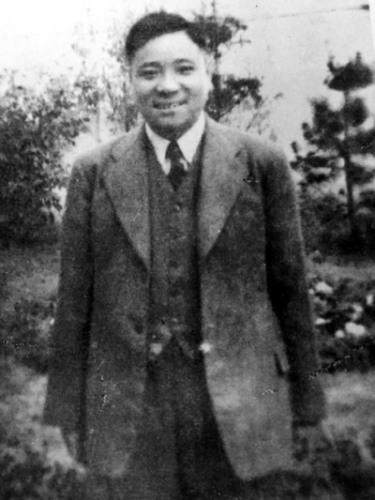 1939年秋,袁殊摄于上海。 1939年秋,袁殊摄于上海。