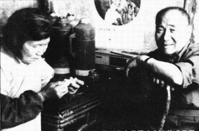 1984年,袁殊在潘汉年故居,与潘汉年妹妹潘玉琴合影。 1984年,袁殊在潘汉年故居,与潘汉年妹妹潘玉琴合影。