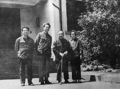 1984年,袁殊(右二)与儿子曾虎(左一)、学生胡肇枫(左二)、梅丹馨(右一)合影。 1984年,袁殊(右二)与儿子曾虎(左一)、学生胡肇枫(左二)、梅丹馨(右一)合影。