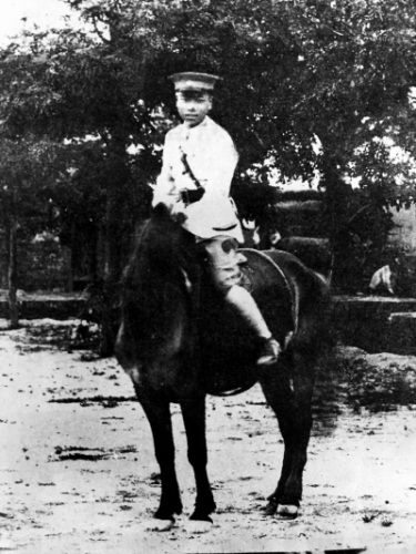 北伐途中的袁殊,摄于1927年皖赣边境。 北伐途中的袁殊,摄于1927年皖赣边境。