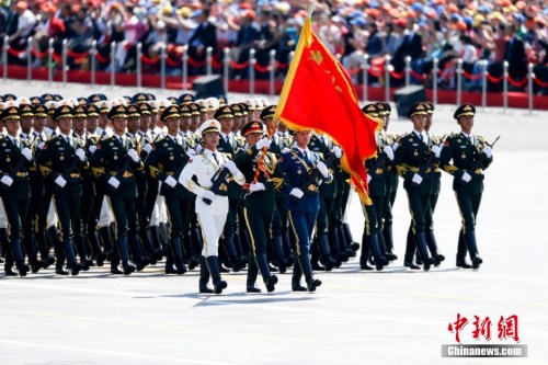资料图:2015年9月3日上午,纪念中国人民抗日战争暨世界反法西斯战争胜利70周年大会在北京隆重举行。图为三军仪仗队方队接受检阅。<a target='_blank' href='http://www.chinanews.com/'>中新社</a>记者 杜洋 摄 资料图:2015年9月3日上午,纪念中国人民抗日战争暨世界反法西斯战争胜利70周年大会在北京隆重举行。图为三军仪仗队方队接受检阅。<a target='_blank' href='http://www.chinanews.com/'>中新社</a>记者 杜洋 摄
