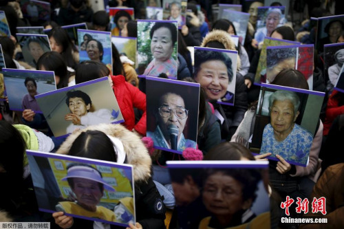 图二 当地时间12月30日,韩国首尔,当地民众手中高举慰安妇的照片,在日本使馆前集会抗议。 图二 当地时间12月30日,韩国首尔,当地民众手中高举慰安妇的照片,在日本使馆前集会抗议。