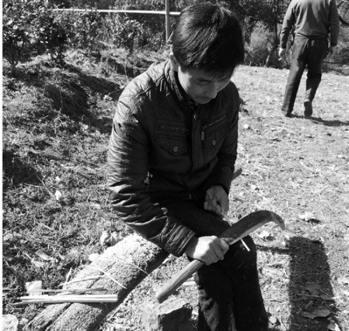 驴友、热心人很多,老倪的筷子不够用了,赶紧做。 驴友、热心人很多,老倪的筷子不够用了,赶紧做。