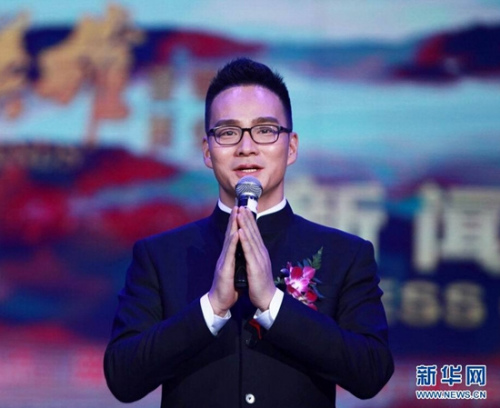 郭少杰介绍新作《一个人醉》的创意文化精髓。新华社发(王 警 摄) 郭少杰介绍新作《一个人醉》的创意文化精髓。新华社发(王 警 摄)