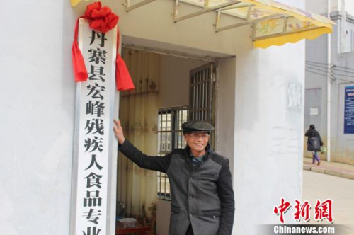 վ�ڸոճ����ĺ������ſڣ������¶������ʵ��Ц�ݡ�<a target='_blank' href='http://www.chinanews.com/' >������</a>���� ����� ��