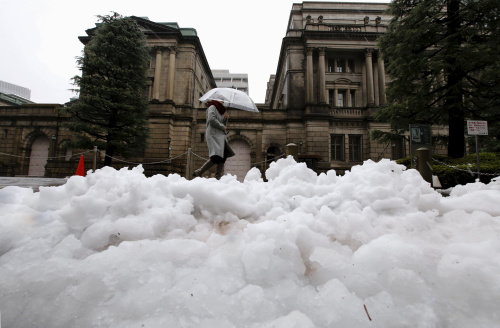 日本东部地区遭遇暴雪,东京市区积雪达到罕见的6厘米。 日本东部地区遭遇暴雪,东京市区积雪达到罕见的6厘米。