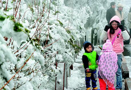 台湾民众在宜兰太平山赏雪。联合新闻记者陈正兴摄于2014年。 台湾民众在宜兰太平山赏雪。联合新闻记者陈正兴摄于2014年。