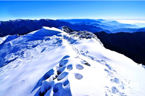合欢山 合欢山是台湾地区著名山岳及滑雪胜地,素有台湾“雪乡”之誉。山区因地形特殊,有袋状谷口迎纳大部分飘雪。这里降雪条件优越,故成为全台湾最佳赏雪暨滑雪胜地。 合欢山 合欢山是台湾地区著名山岳及滑雪胜地,素有台湾“雪乡”之誉。山区因地形特殊,有袋状谷口迎纳大部分飘雪。这里降雪条件优越,故成为全台湾最佳赏雪暨滑雪胜地。