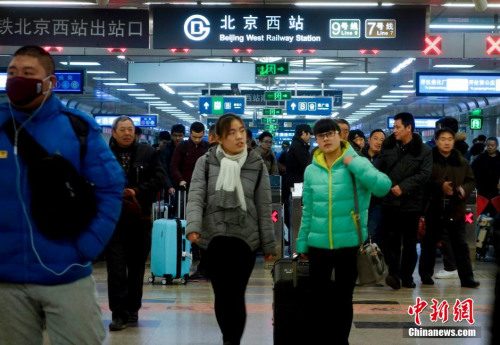 2016年1月19日,旅客在北京火车西站准备乘车返乡,春节期间部分热门车票基本售罄。春运期间,北京西站预计运送旅客达到1180万人,其中发送旅客600.2万人(日均15万人)。 <a target='_blank' href='http://www.chinanews.com/'>中新社</a>记者 杜洋 摄 2016年1月19日,旅客在北京火车西站准备乘车返乡,春节期间部分热门车票基本售罄。春运期间,北京西站预计运送旅客达到1180万人,其中发送旅客600.2万人(日均15万人)。 <a target='_blank' href='http://www.chinanews.com/'>中新社</a>记者 杜洋 摄