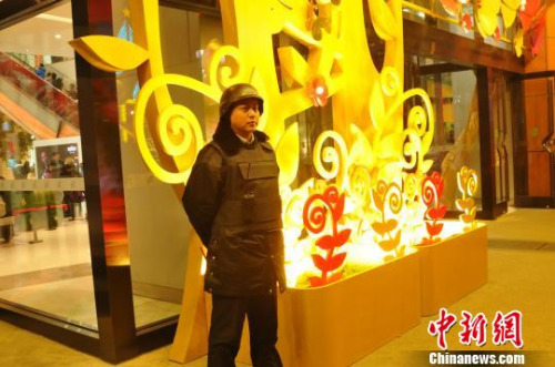 图为80后帅气保安靳卫广。吕春荣 摄 图为80后帅气保安靳卫广。吕春荣 摄