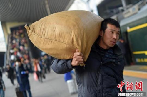 1月21日,山西太原火车站,返乡学生在人潮中进站上车。<a target='_blank' href='http://www.chinanews.com/'>中新社</a>记者 武俊杰 摄 1月21日,山西太原火车站,返乡学生在人潮中进站上车。<a target='_blank' href='http://www.chinanews.com/'>中新社</a>记者 武俊杰 摄