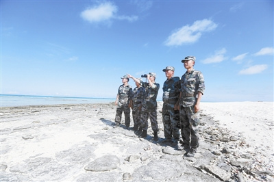 三沙警备区官兵和岛礁哨所民兵在海岸线上巡逻。侯 坤摄