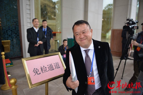 2016年1月31日,曾志伟参加政协第十二届广州市委员会第五次会议 羊城晚报记者林桂炎摄 2016年1月31日,曾志伟参加政协第十二届广州市委员会第五次会议 羊城晚报记者林桂炎摄