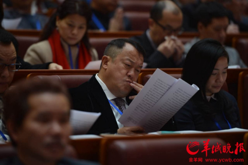 2016年1月31日,曾志伟参加政协第十二届广州市委员会第五次会议 羊城晚报记者林桂炎摄 2016年1月31日,曾志伟参加政协第十二届广州市委员会第五次会议 羊城晚报记者林桂炎摄