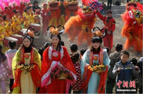 2015年,商都民俗庙会郑州启幕 民众小年迎春祭灶 <a target='_blank' href='http://www.chinanews.com/'>中新社</a>发 王中举 摄 2015年,商都民俗庙会郑州启幕 民众小年迎春祭灶 <a target='_blank' href='http://www.chinanews.com/'>中新社</a>发 王中举 摄
