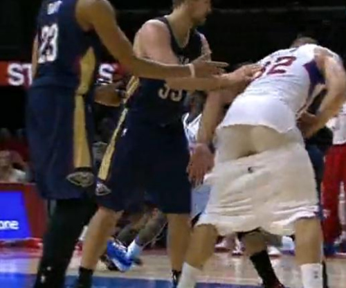 格里芬裤子被扒。图片来源:视频截图。 格里芬裤子被扒。图片来源:视频截图。